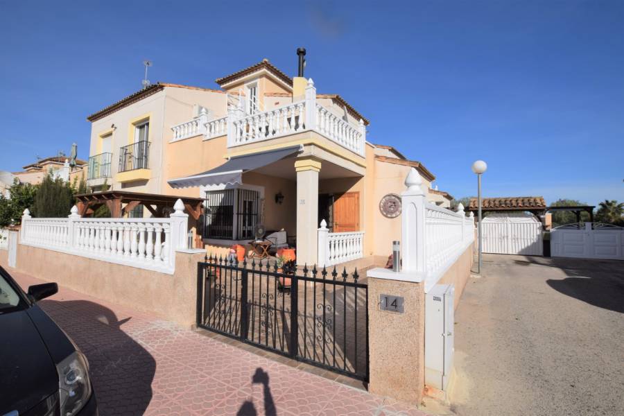 Sale - a VILLA / HOUSE - Algorfa - Montebello